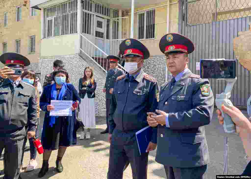 &laquo;Кечээги факт боюнча шектүүлөр кармалып, тергөө иштери жүрүп жатат. Эгер бир нерсе туура эмес болсо, ички иликтөө кызматы өз жыйынтыгын айтат&raquo;, - деди Раимбердиев.