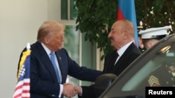 Președintele american Donald Trump, întâmpinându-l la Casa Albă pe președintele azer Ilham Aliev