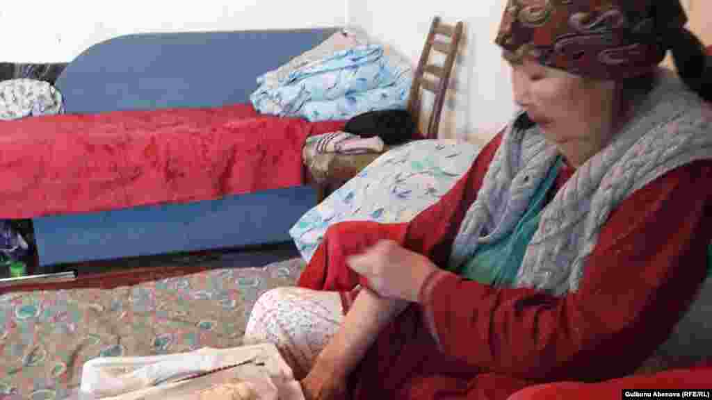 Галина Иманболова Астанаға 1990-жылдардың соңында көшіп келген. 2002 жылы "Май" саяжай қонысынан алты сотық жер телімін үйімен қоса сатып алған. Ұзақ уақыт ауырған жұбайы осыдан екі ай бұрын қайтыс болған. Соңғы кездері буындары қақсайтынына шағым айтқан әйел бөлме ішінде әрең қозғалады.