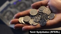 Средняя зарплата бюджетников в Кыргызстане составляет около 13 тысяч сомов - это чуть больше 160 долларов.