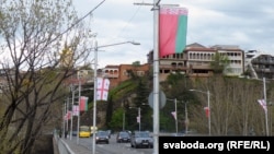 Развешанные на улицах Тбилиси государственные флаги Беларуси и Грузии вызвали у многих следящих за политикой граждан вопрос, когда в последний раз отношения двух государств были на таком высоком уровне