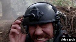 Новинарот на Украинскиот сервис на РСЕ Маријан Кушнир реагира за време на артилериски напад на украинските близу Кипјанск