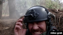 Corespondentul RFE/RL Marian Kușnir reacționează în timp ce forțele ucrainene trag cu artilerie spre pozițiile ruse de lângă Kupiansk, în regiunea Harkov. 