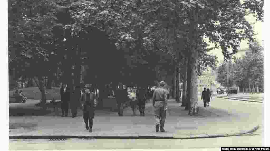 Аголот на булеварот Крал Александар (Булевар на револуцијата) и улицата Кнеза Милоша (на сликата лево во 1955 година), со разлика од шест децении.