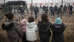 Дзеці мігрантаў каля польскага боку мяжы на памежным пераходзе «Кузьніца» 17 лістапада