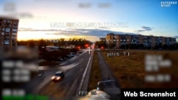 Картинка з камери російського FPV-дрона на оптоволокні, що заходить на удар на одній з вулиць Краматорська, 5 жовтня 2025 року