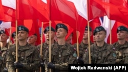 Poljski vojnici na paradi u Varšavi, avgust 2024. godine