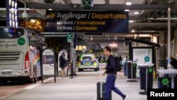 Поліцейський автомобіль припаркований в аеропорту Гетеборг-Ландветтер у той час, як повітряний простір над ним був тимчасово закритий через дрон, Швеція, 6 листопада 2025 року