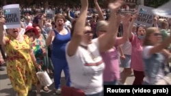 Хабаровск шаарындагы нааразылык акциясына чыккандар. 