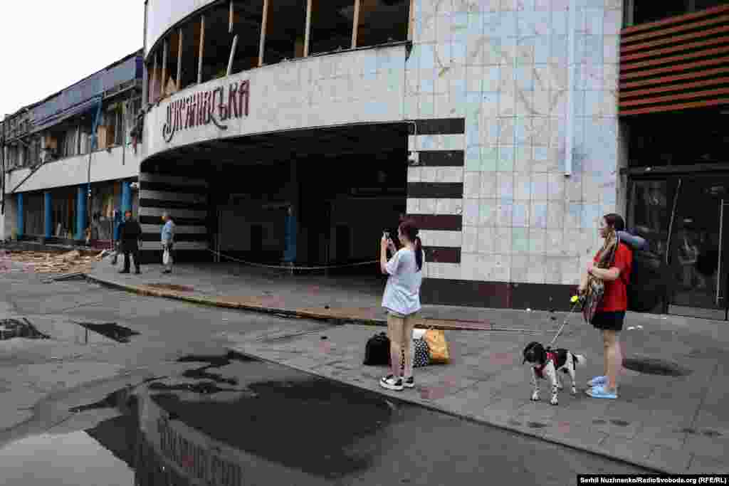 Stacioni Lukyanivska i fotografuar më 21 korrik. Ky stacion i ngarkuar i metrosë në Kiev është dëmtuar tashmë gjashtë herë nga sulmet me dronë dhe raketa ruse që nga fillimi i pushtimit në shkallë të gjerë nga Kremlini në shkurt të vitit 2022.