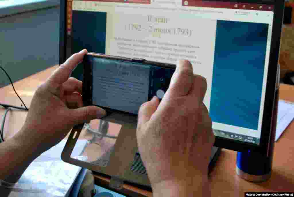 "Ар бир сабакты сүрөткө тартып, окуучулардын ар бирине жөнөтүш керек", - дейт Чаек айылындагы Таттыбүбү Турсунбаева атындагы мектеп-гимназиянын мугалими Айгүл Мамбеталиева. Айгүл Мамбеталиева тарыхтан сабак берет.&nbsp;