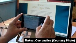 Фотограф Максат Осмоналиевдин онлайн окуу  тууралуу фотоблогунан алынган сүрөт. 