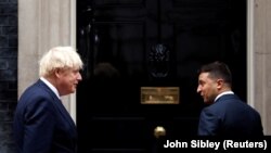 Premierul britanic Boris Johnson la întâlnirea cu președintele Volodimir Zelenski din Londra, Marea Britanie, 8 octombrie, 2020 