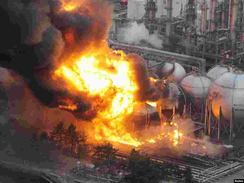 Japan -- Natural gas storage tanks burn at a facility in Chiba Prefecture, near Tokyo, 11Mar2011 - Резервуар для хранения природного газа  в префектуре Тиба, близ Токио, Япония 11 марта 2011. REUTERS / Kyodo