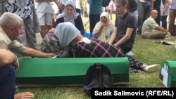 Supraviețuitorii genocidului își plâng rudele ucise, înainte de comemorarea victimelor ce a avut loc duminică, 11 iulie 2021.