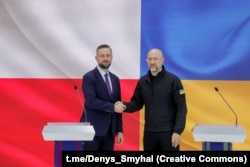 18 вересня міністри оборони України та Польщі Шмигаль (праворуч) і Косіняк-Камиш домовилися про створення спільної оперативної групи з безпілотних авіаційних систем із залученням військових обох країн