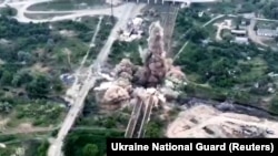 روسي ځواکونو چې سیویردونیڅک ښاریې محاصره کړی، شپه او ورځ پرې بې توپیره بمباري کوي.