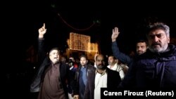 له امام باړې سره تر برید وروسته نمازیان د حکومت پرضد چیغې وهي. ۲۹ نومبر ۲۰۱۷ 