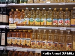 Vaji në raftet e një marketi në Prishtinë, 8 dhjetor.