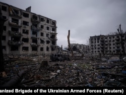 Руїни житлових будинків, пошкоджених російськими обстрілами в прифронтовому місті Костянтинівка. Донецька область, Україна, 12 листопада 2025 року