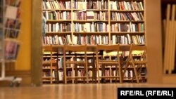 Ministarstvo kulture Srbije navelo je u raspisanom konkursu da će izvršiti otkup odabranih naslova za javne biblioteke objavljenih u 2024. i 2025. na srpskom jeziku i ćiriličnom pismu i jezicima nacionalnih manjina.