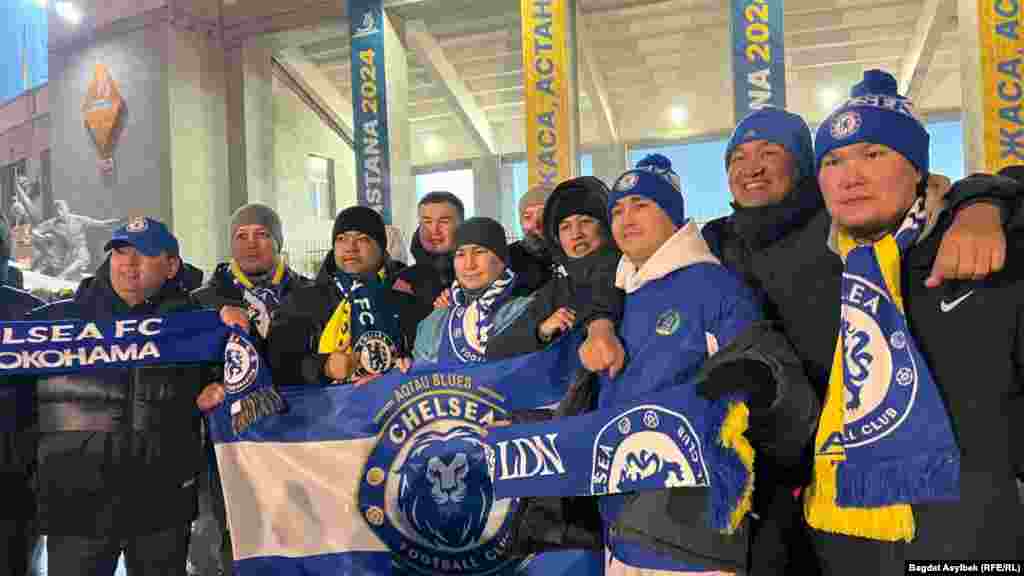 Среди болельщиков на алматинском стадионе, где казахстанский ФК "Астана" встречался с английским "Челси", преобладала атрибутика лондонского клуба. "Когда я узнал, что &ldquo;Челси&rdquo; [приедет], не поверил. Думал, что билеты будут стоить 200 тысяч тенге (около 380 долларов), но, слава богу, за 40 тысяч взяли (чуть менее 100 долларов)",&nbsp;&mdash; рассказал Азаттыку болельщик, представившийся Даниалом
