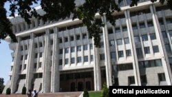 Президенттик аппарат менен Жогорку Кеңештин имараты. 