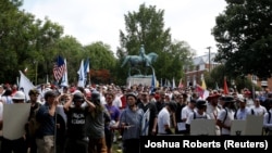 მსვლელობის მონაწილეები გენერალ რობერტ ლის მონუმენტთან ქალაქ შარლოტსვილში