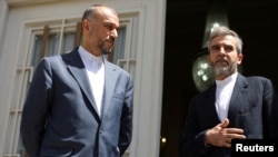 حسین امیرعبداللهیان، وزیر خارجه تازه درگذشته ایران به همراه علی باقری، معاون او که اکنون سرپرست وزارت خارجه شده است