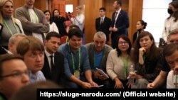 Президент Володимир Зеленський і депутати «Слуги народу» під час партійного з'їзду у Трускавці, 2 жовтня 2021 року