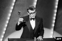 Miloš Forman primind premiul Oscar pentru pelicula Amadeus, Hollywood, 25 martie 1985