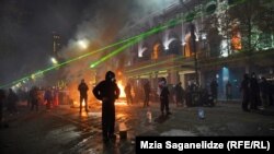 საპროტესტო აქციის მეექვსე ღამე. რუსთაველის გამზირი, 4 დეკემბერი, 2024.