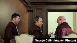 România - Judecătorii Curții Constituționale: Valer Dorneanu (centru), Cristian Deliorga (dreapta) și Gheorghe Stan (stânga)