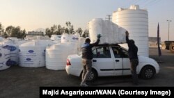 Oamenii cumpără canistre de apă în urma unei crize de secetă în Teheran, Iran, pe 10 noiembrie 2025.