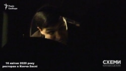 До автівки журналістів підійшов один з чоловіків, щоб поговорити