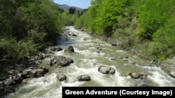 Râul Bâsca Mare, care curge în județele Covasna și Buzău, va deveni un firicel de apă dacă barajul de la Surduc, de pe albia acestuia, va fi pus în funcțiune, spun activiști de mediu.