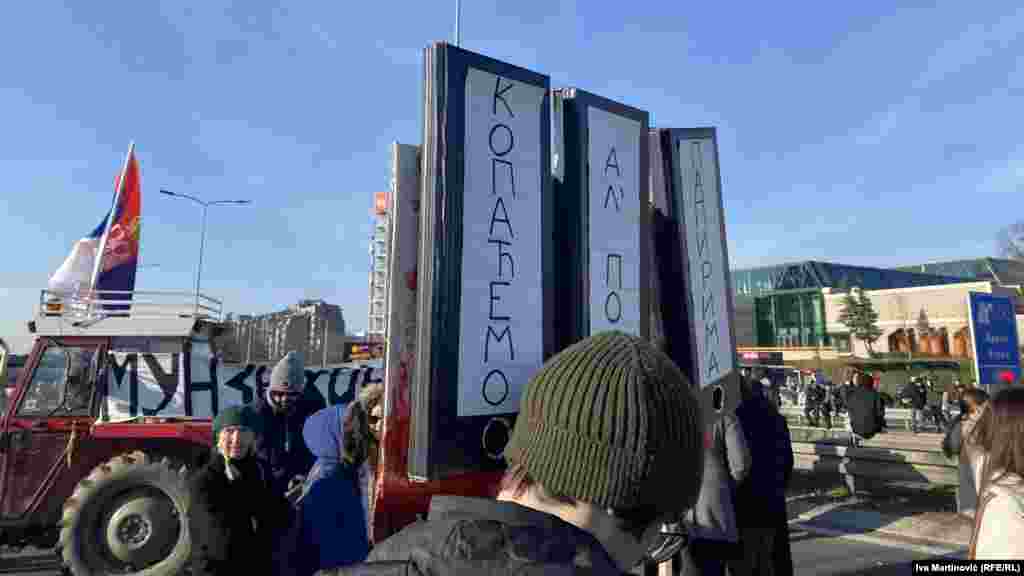 Transparent na blokadi Mosta Gazela u Beogradu, na kojem piše: "Kopaćemo, al' po papirima", 9. februar 2025.&nbsp;