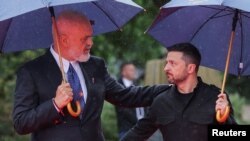 Gazda evenimentului, prim-ministrul Albaniei, Edi Rama, îl întâmpină pe președintele Ucrainei, Volodimir Zelenski, la summitul Comunității Politice Europene din Tirana, pe 16 mai 2025. 