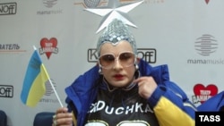 Людей переслідують, зокрема, за слова «Ще не вмерла Україна» в політично нейтральній російськомовній пісні Вєрки Сердючки «Гуляночка»