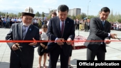 Августа 2019 года. Азиз Суракматов с Сооронбаевм Жээнбековым на церемонии открытия парка "Ынтымак" в Бишкеке.