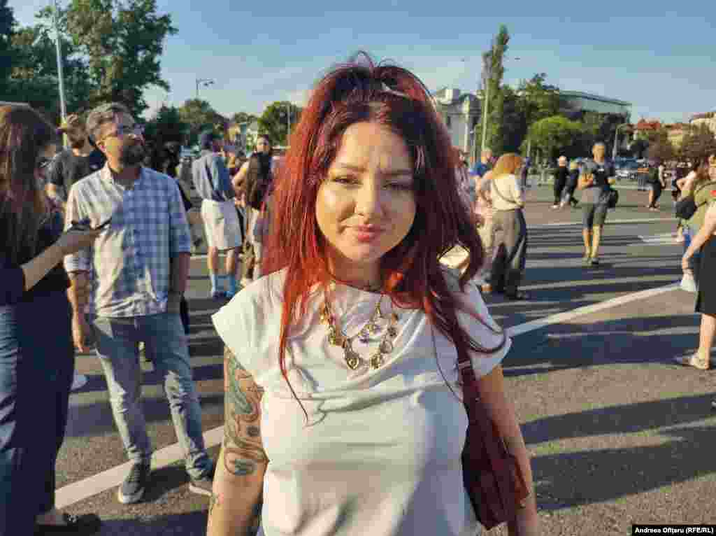 "Došli smo na protest jer smo puni frustracije", rekla je za Radio Slobodna Evropa Avin Arabo (na fotografiji). "Previše žena pati od nasilja u porodici, želimo da institucije rade svoj posao i djeluju kako treba u svakom slučaju."