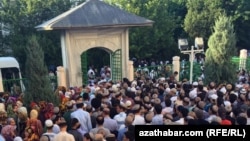 Aşgabadyň "Ärtogrul gazy" metjidinde okalan baýram namazyna müňlerçe adam gatnaşdy. Aşgabat ş., 4-nji iýun, 2019-njy ýyl
