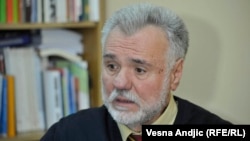 "Kada bi se vladajuća politička elita u Srbiji suočila sa tvrdim sankcijama EU i SAD koje bi proizvele veliku ekonomsko-socijalnu krizu u Srbiji sličnu onoj iz devedesetih godina, verujem da bi Vučić kao realan političar krenuo da usaglašava svoju politiku sa EU", kaže Jovan Komšić.