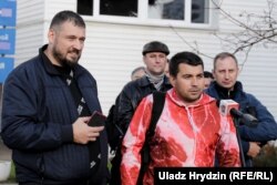 Уладзімер Цыгановіч (у чырвоным) і Сяргей Ціханоўскі, архіўнае фота