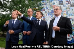 Прем'єр-міністр Польщі Дональд Туск, канцлер Німеччини Фрідріх Мерц, президент Франції Емманюель Макрон та прем'єр-міністр Великої Британії Кір Стармер. Тирана, Албанія, 16 травня 2025 року