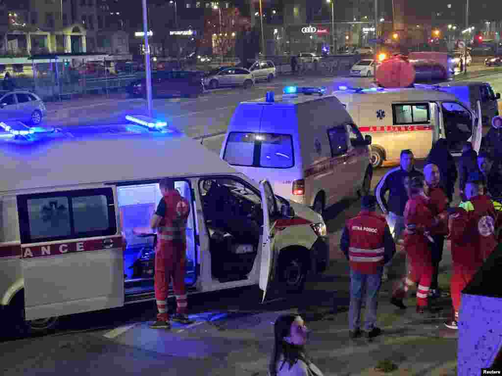 Pripadnici hitne pomoći pored ambulantnih kola u noći požara, Tuzla, Bosna i Hercegovina, 4. novembra 2025.