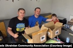 Viacheslav Semeniuk (majtas) me një vullnetar tjetër duke u përgatitur për një seancë çmontimi të cigareve elektronike njëpërdorimëshe.