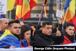 George Simion, președintele AUR, și simpatizanți ai partidului și ai candidatului independent Calin Georgescu participă la o acțiune de protest cu titlul „Miting pentru democrație” în Bucuresti, 12 ianuarie 2025.