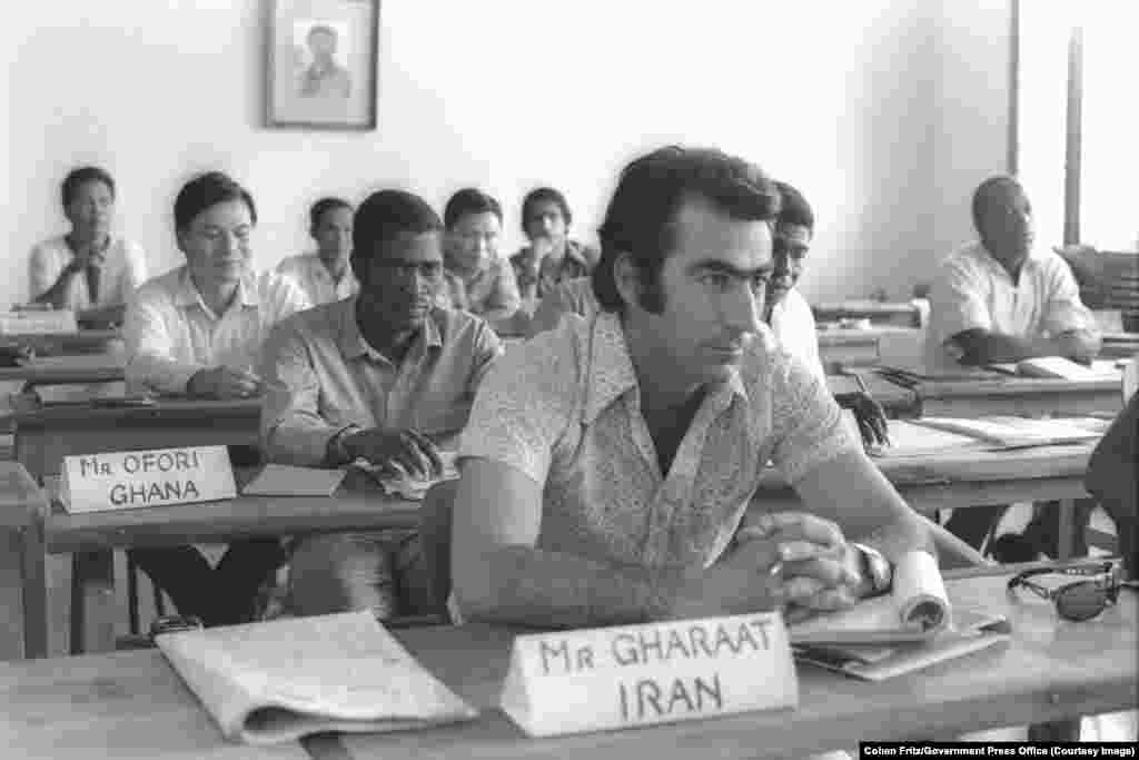 مردانی از خاورمیانه و آفریقا سال ۱۹۷۱ در یک مرکز آموزشی در بیت‌برل، در شمال تل‌آویو، به یک سخنرانی دربارهٔ کشاورزی گوش می‌دهند.