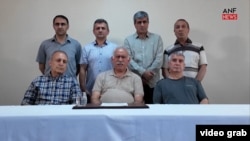 Աբդուլա Օջալանը՝ շրջապատված PKK գործիչներով, հանդես է գալիս հեռուստաուղերձով